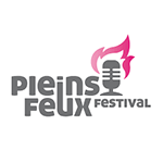 Logo du Pleins Feux Festival avec en fond un micro