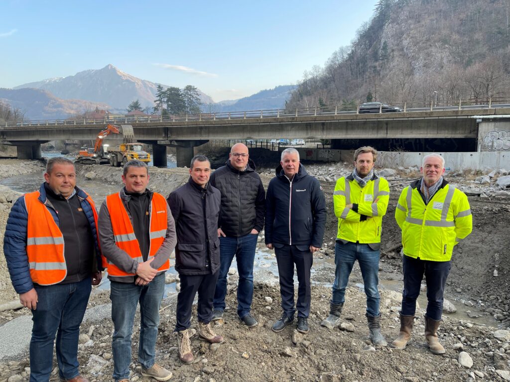 Photo de Martial Saddier, président du comité de bassin Rhône-Méditerranée et président du département de la Haute-Savoie, accompagné de Jean-Philippe Mas, maire de Cluses, en visite du chantier aux côtés des équipes d’ATMB, Louis Gauthier, directeur du développement, de l’ingénierie et de l’innovation et David Banant, chef de projet entretien patrimoine et des équipes DECREMPS, Yann Decremps, Sébastien Pasquier et Sylvain Poisson.