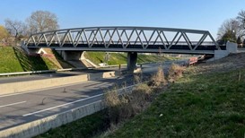 Passerelle à Collonges-sous-Salève avec l'autoroute A40 en dessous