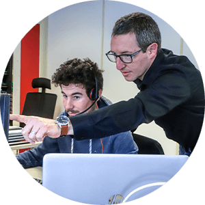 Louis Meyssonnier et Emmanuel Ramage en train de travailler sur un ordinateur