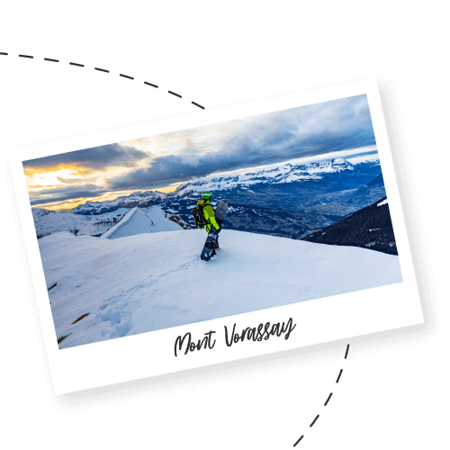 Snowboardeur au sommet du Mont Vorassay