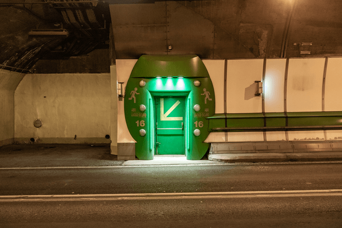 Porte verte de secours Niche de sécurité dans le tunnel ©ATMB