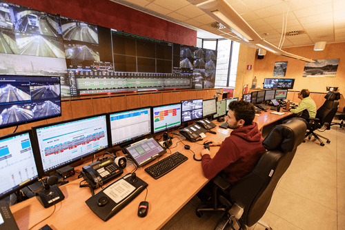 Ecrans de contrôle au poste de contrôle situé en Italie