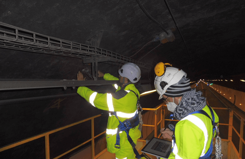 Equipes du tunnel en train de surveiller la voûte