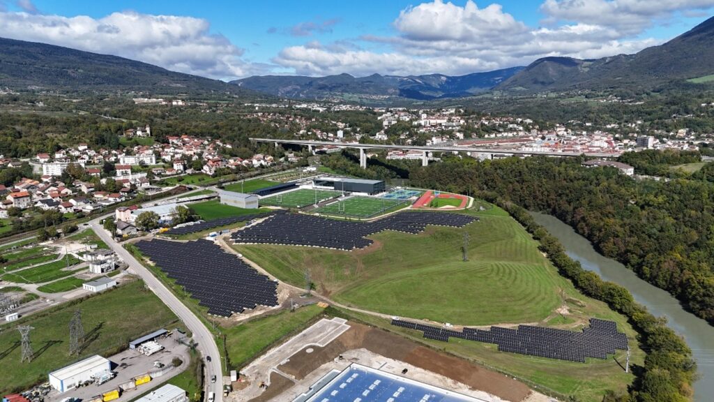 Centrale photovoltaïque Solarhona de Valserhône au premier plan, avec le viaduc ATMB de Bellegarde en fond